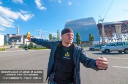 Проводник демонстрирует действие радиации на дозиметре